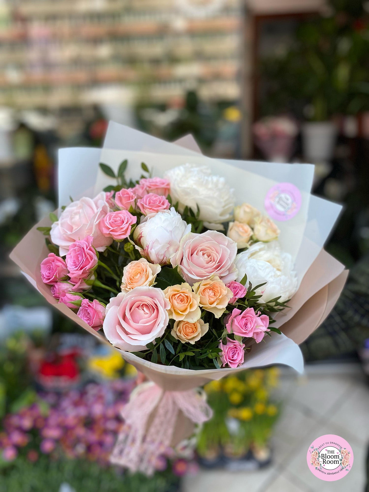 Buchet de 3 bujori albi, 3 de tufiș trandafiri roz pal și 2 de tufiș trandafiri galbeni piersică cremoasă